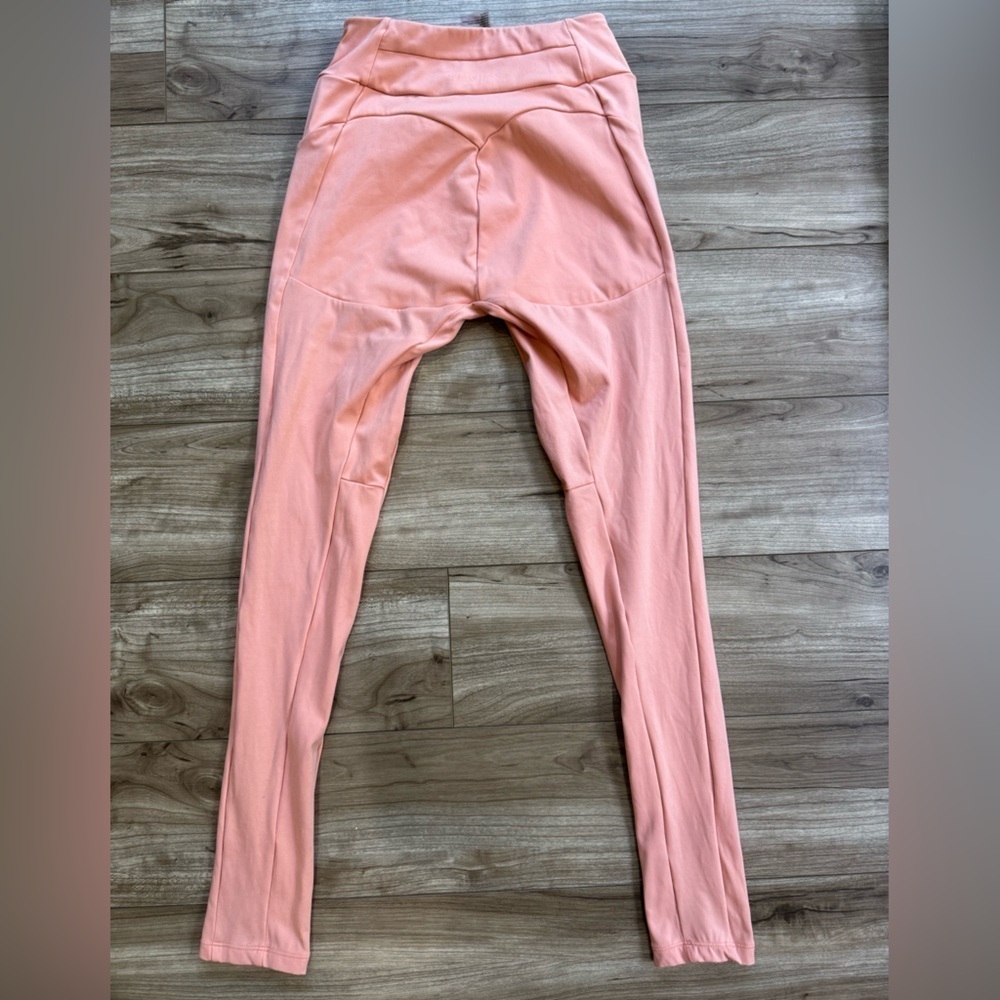 Gymshark Move Leggings - Sour
Bellini Peach Women’s Size Medium mesh insert - Picture 8 of 12